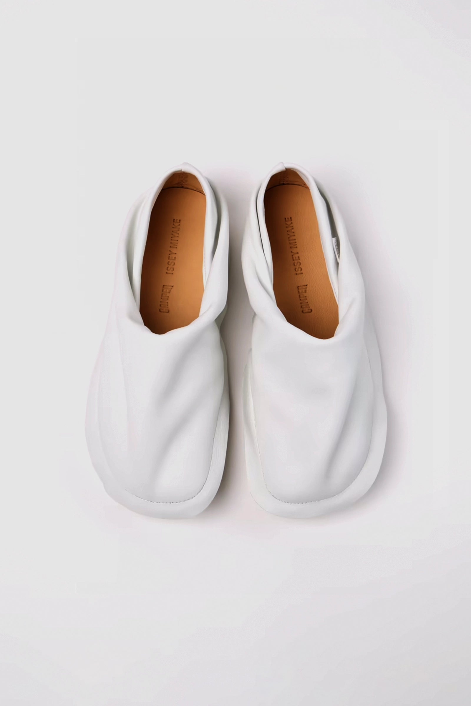 X ISSEY MIYAKE Peu Form White_3