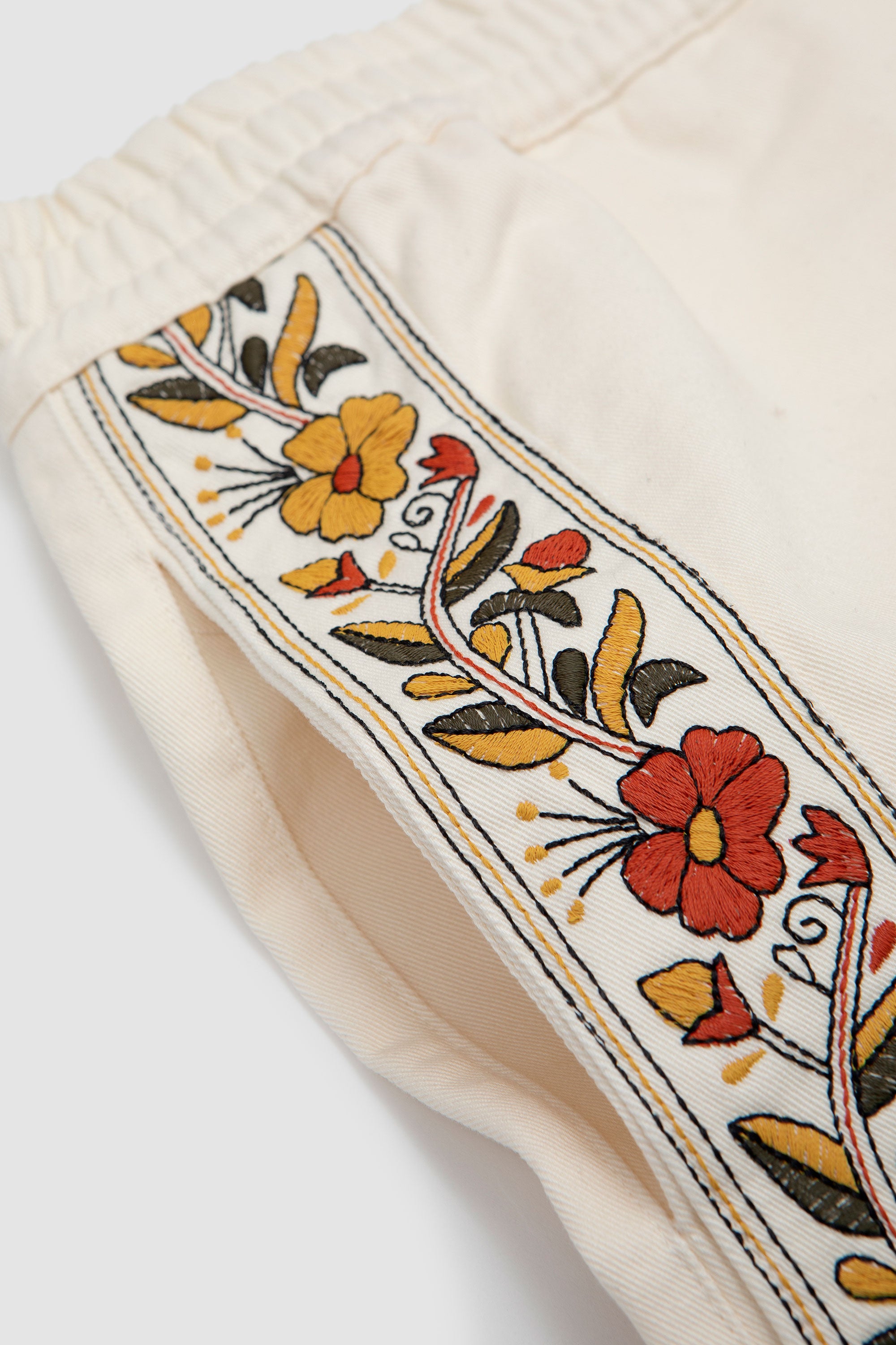 Kantha Floral Work Shorts Cream_3