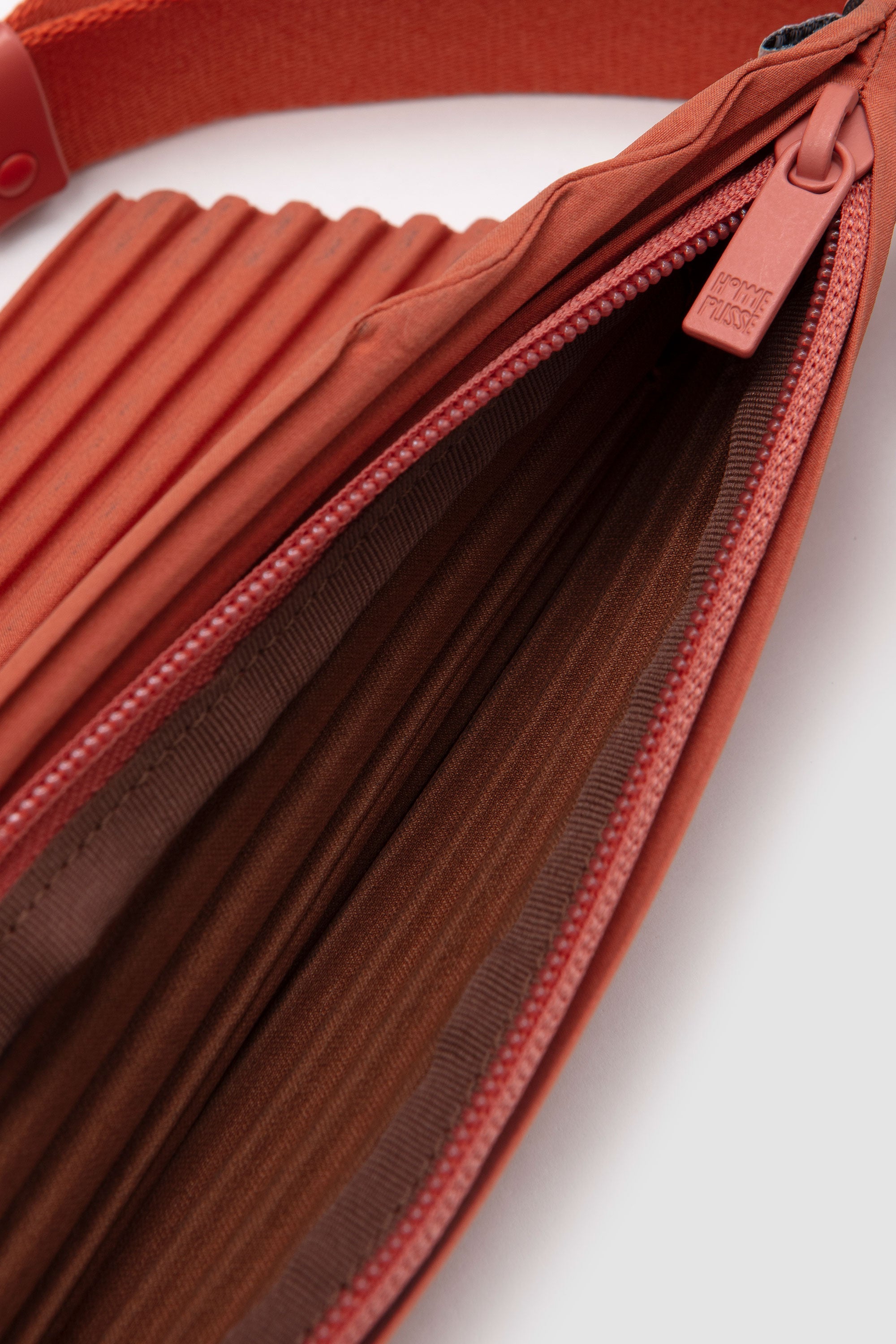 Pleats Slim Bag Shade Vermillon_3