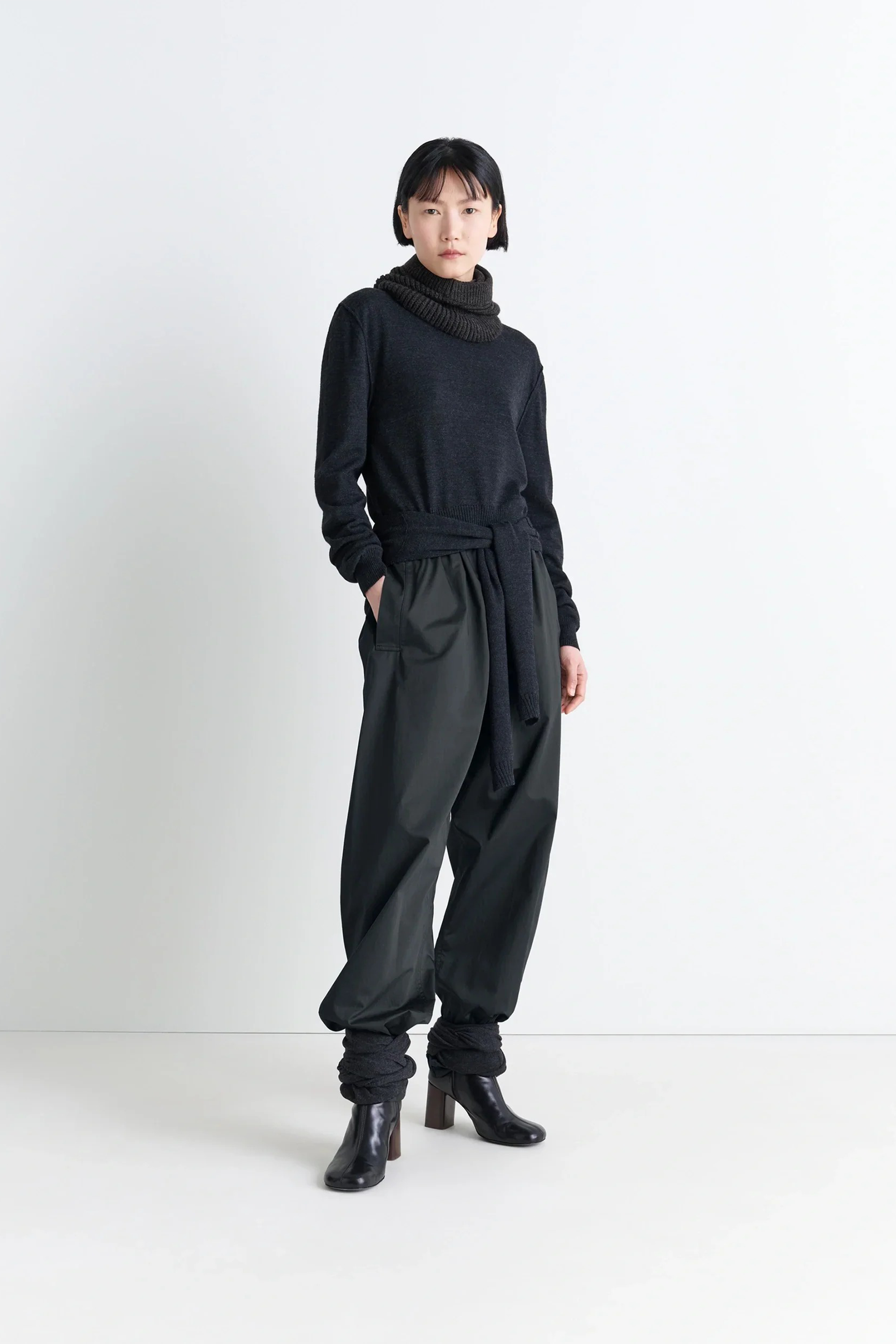 【関税込み】LEMAIRE カーキ Curved Volume トラウザーズ 241646M191012_1.jpg