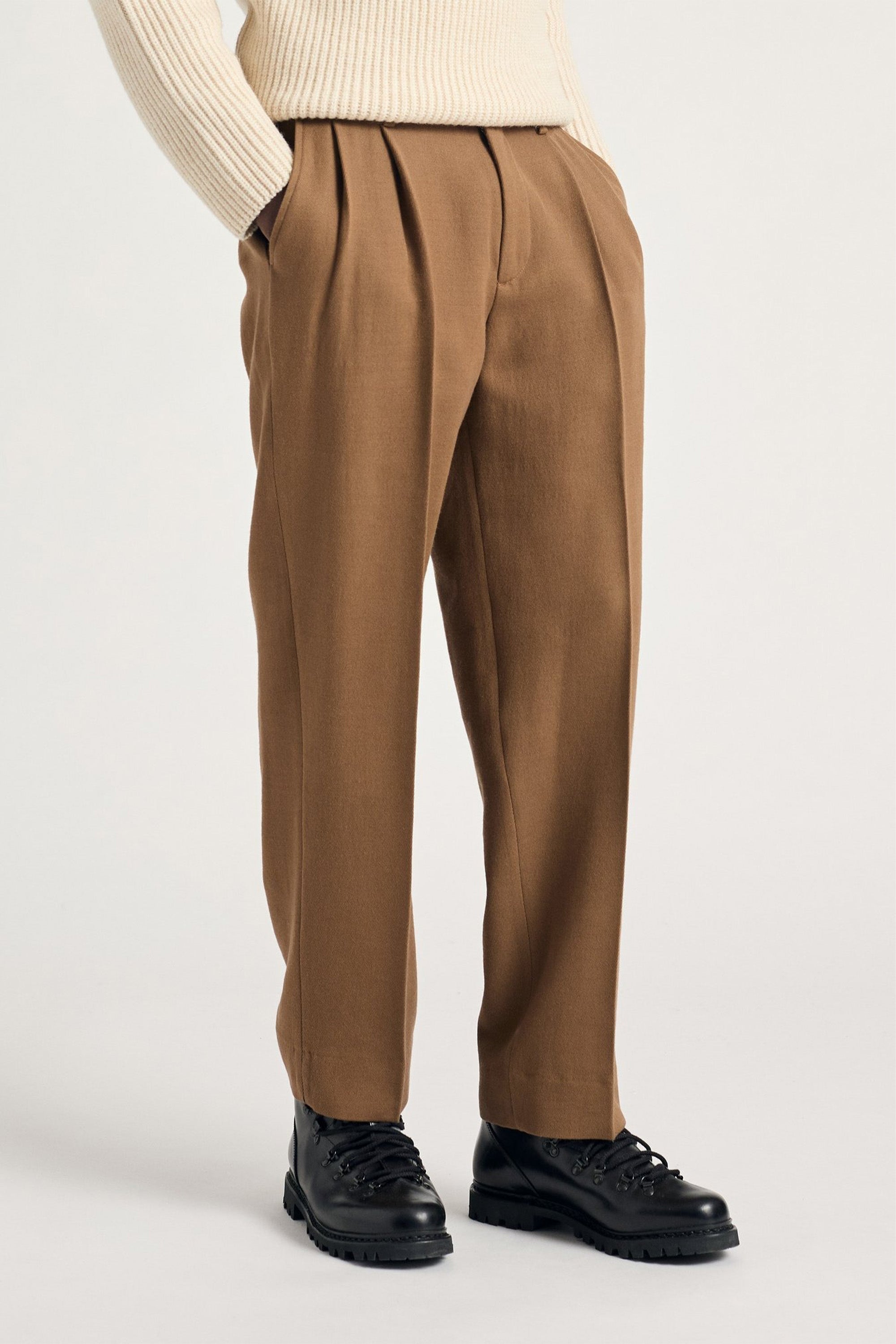Benn Relaxed Cavalry Cotton Wool Pleated Trouser Oak