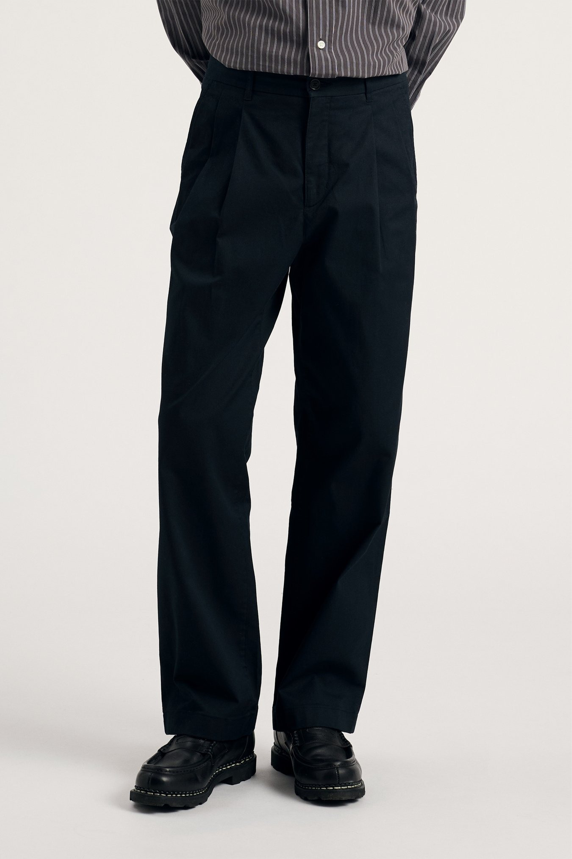 Benn Relaxed Twill Pleated Trouser Black_1