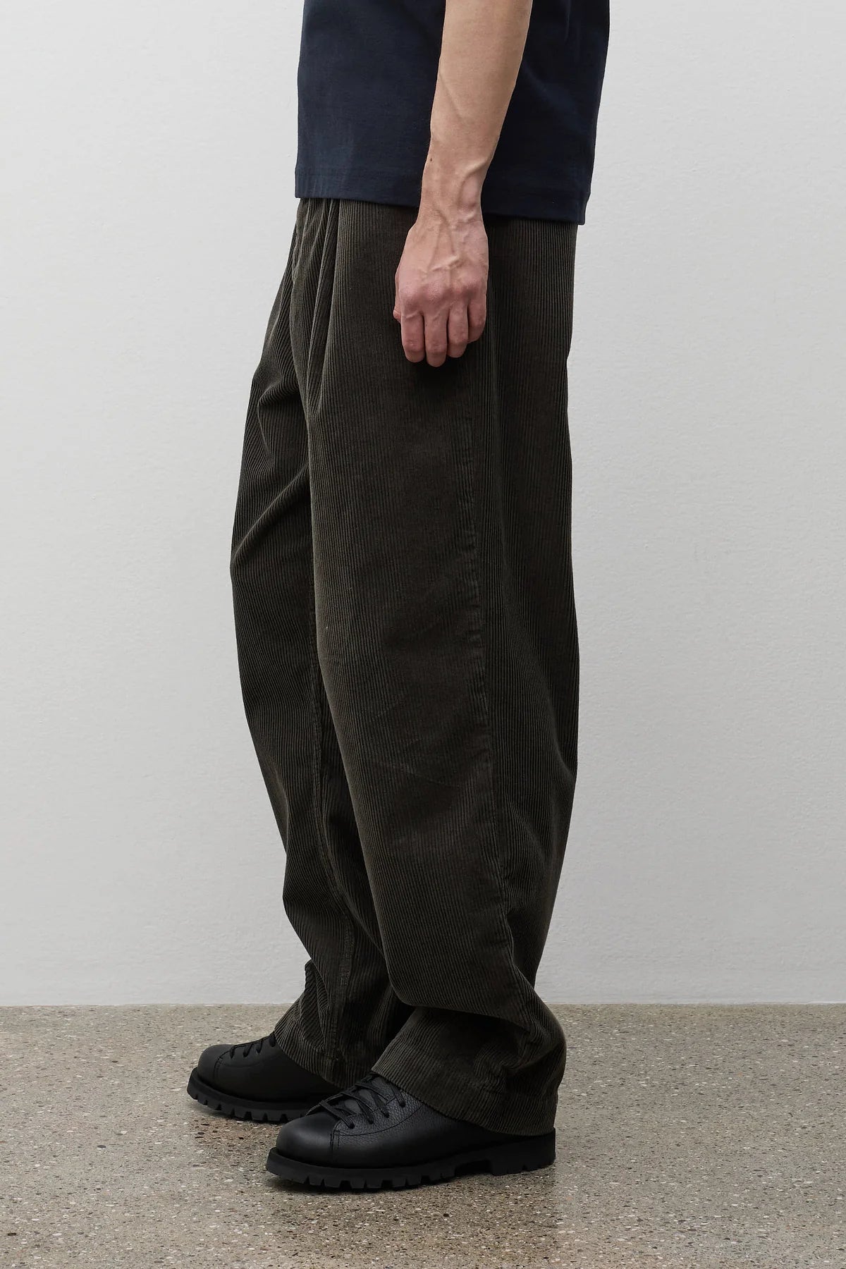 Volda Pleated Wide Wale Corduroy Trouser Beluga_5