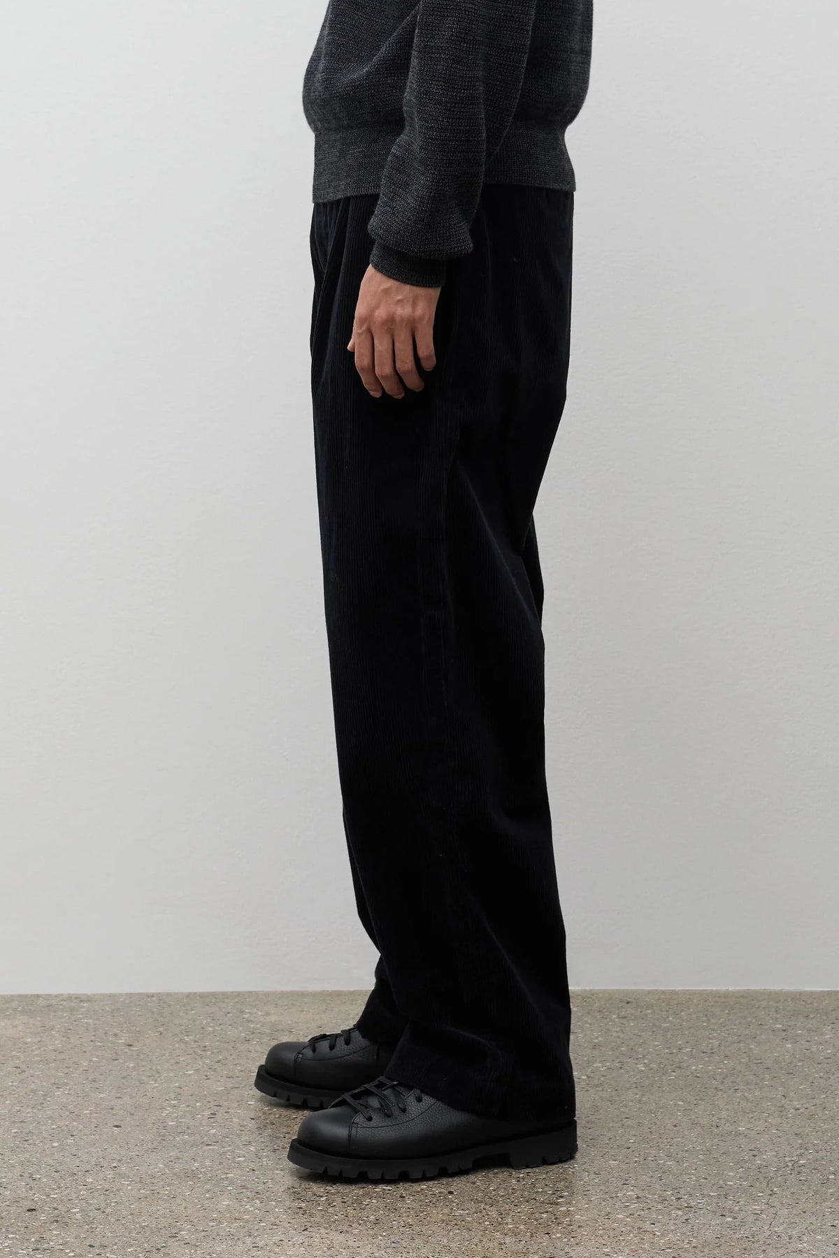 Volda Pleated Wide Wale Corduroy Trouser Dark Navy_1