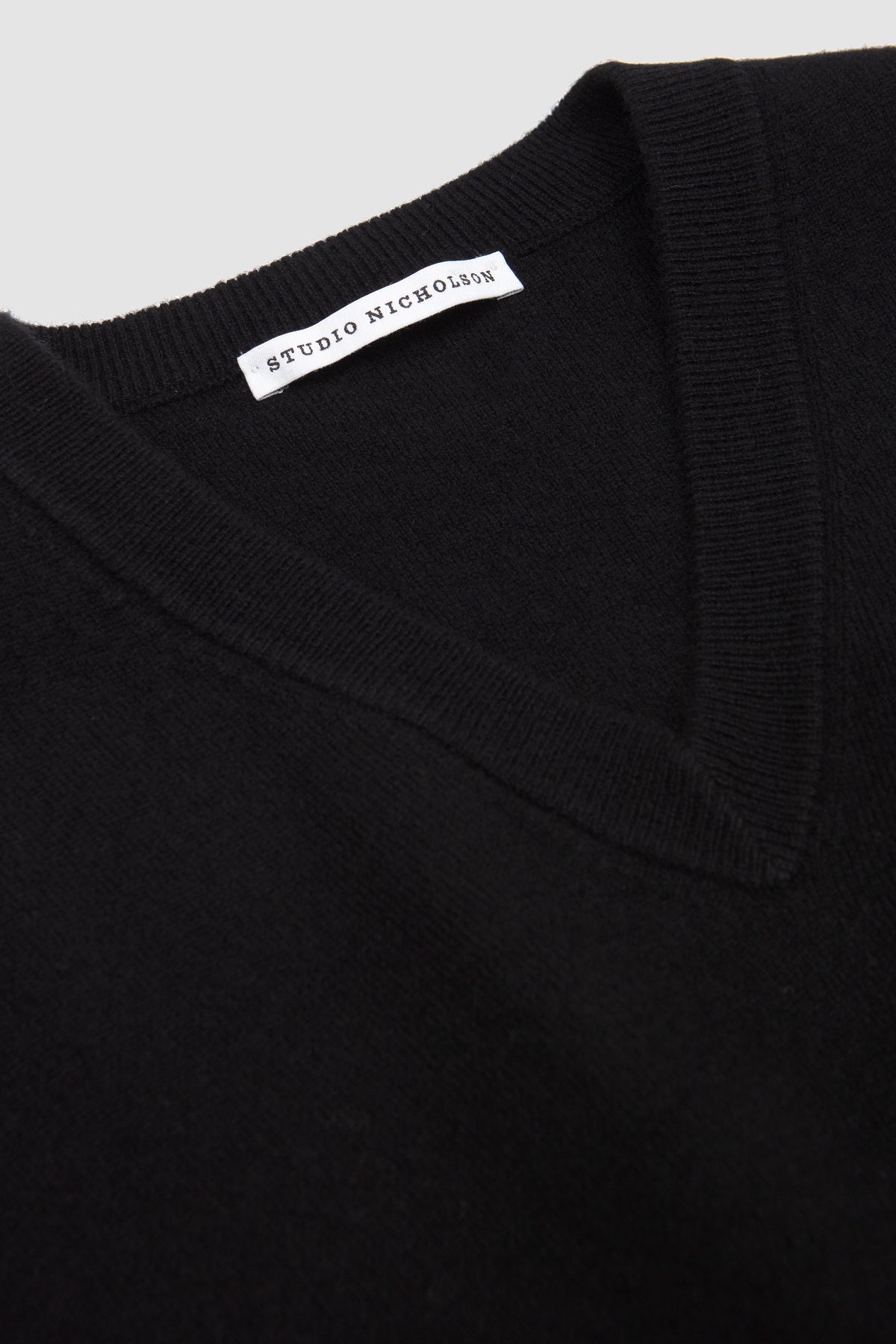 Loch V-Neck Jumper Black_2
