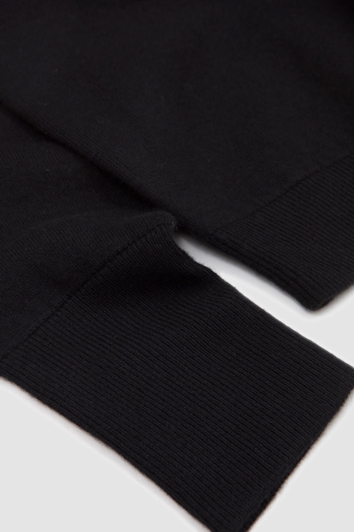 Loch V-Neck Jumper Black_3