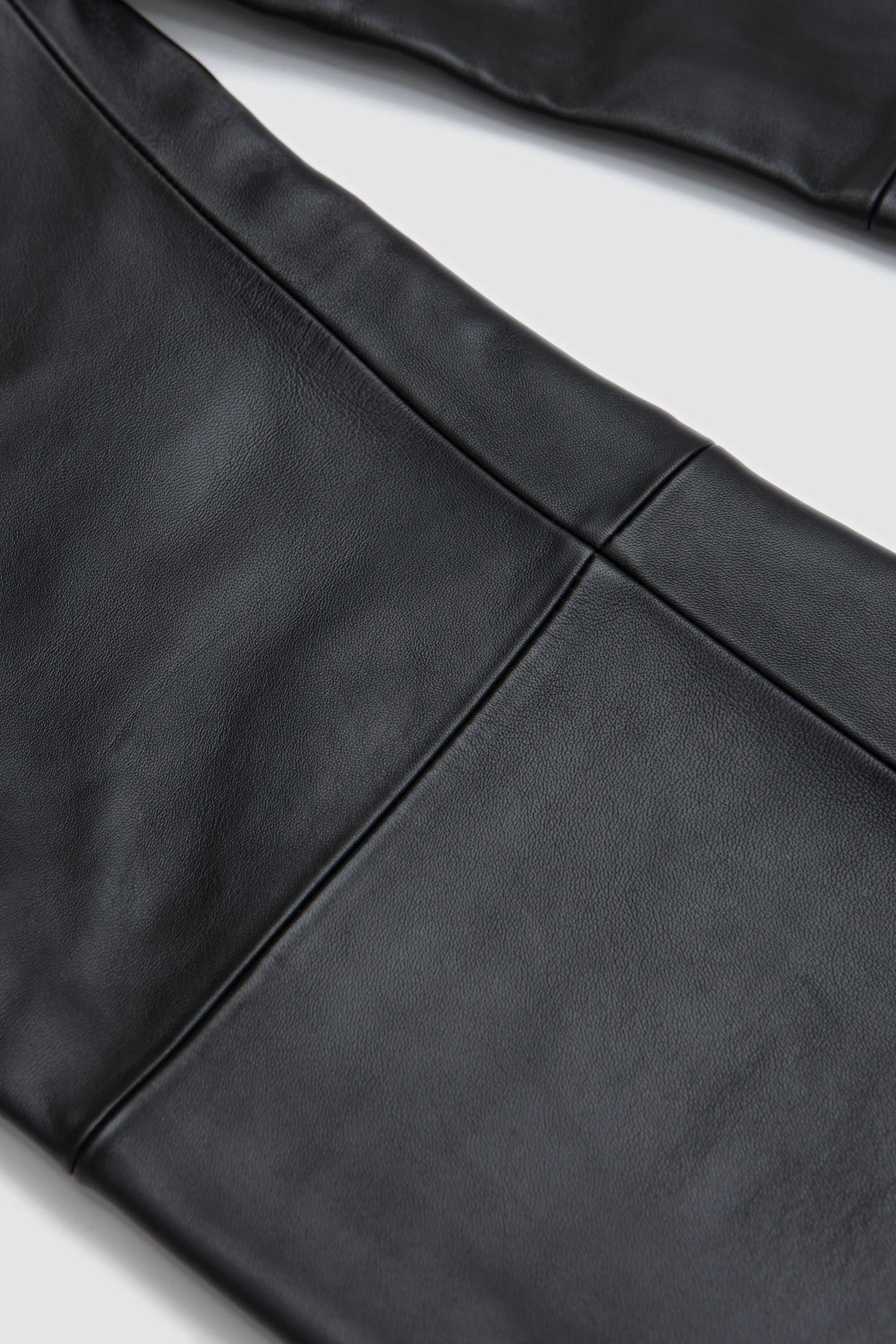 Straight Twist Leather Black